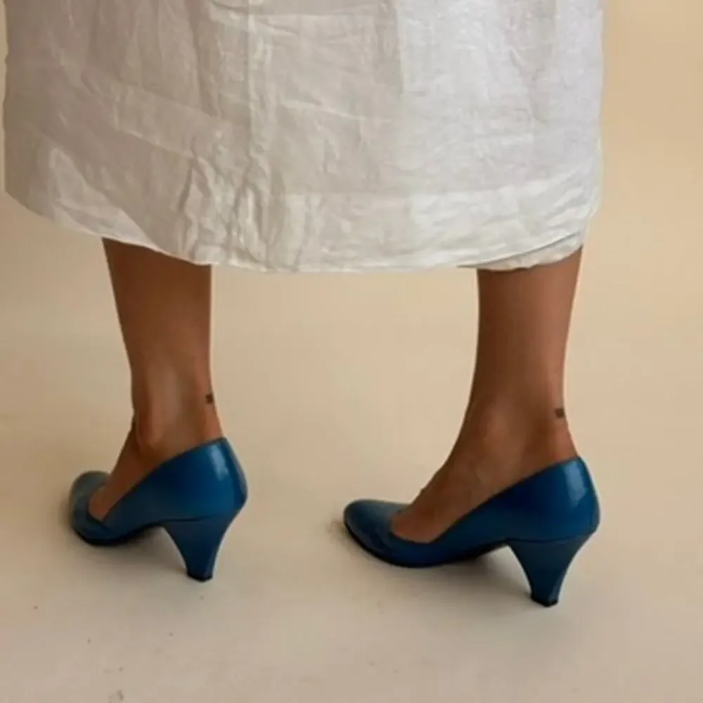 Charles Jourdan Teal D'Orsay Pumps - Pointed Toe, Sculpted Heel, 80s, Size 7.5